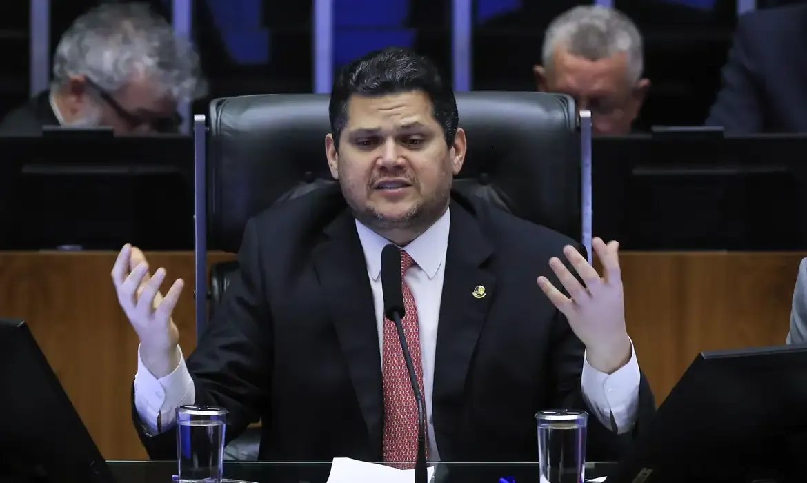Alcolumbre lê requerimento que cria CPMI sobre fraudes no INSS