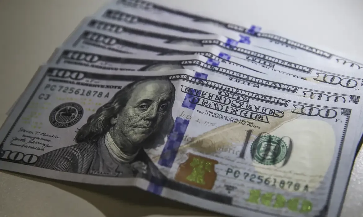 Dólar fecha abaixo de R$ 5,50 pela primeira vez em oito meses